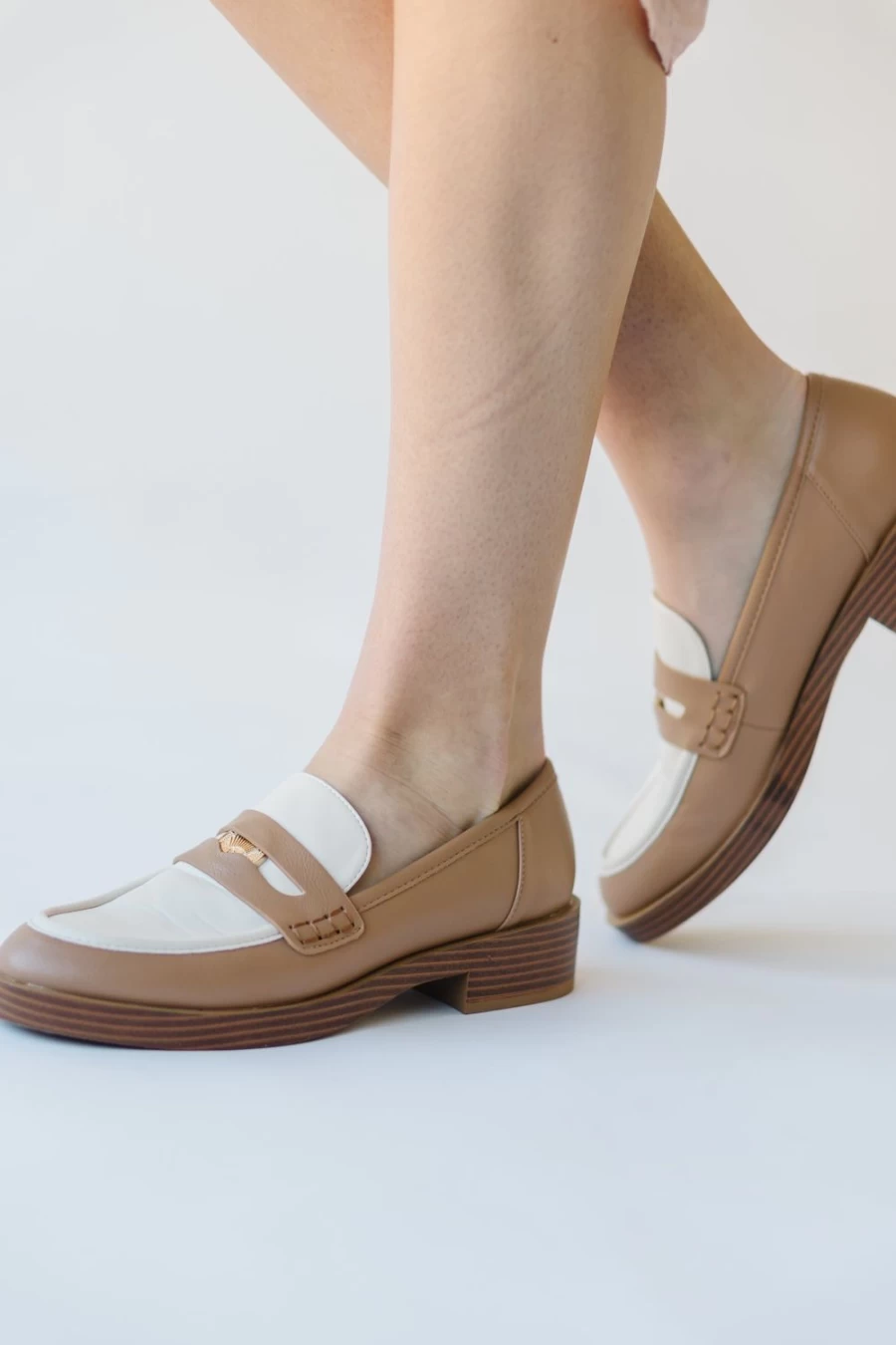 Piper & Scoot Women's Bone & Camel Porter Loafers - Classic Chinese Laundry Style